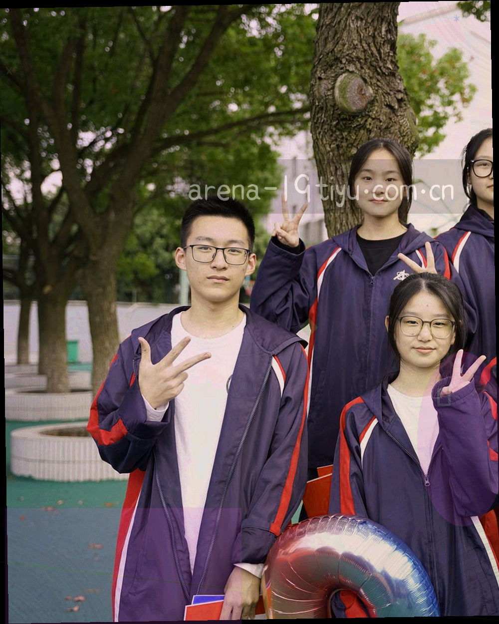 深色球队订阅列表的抽象示意，用色块与色条代替文字排布