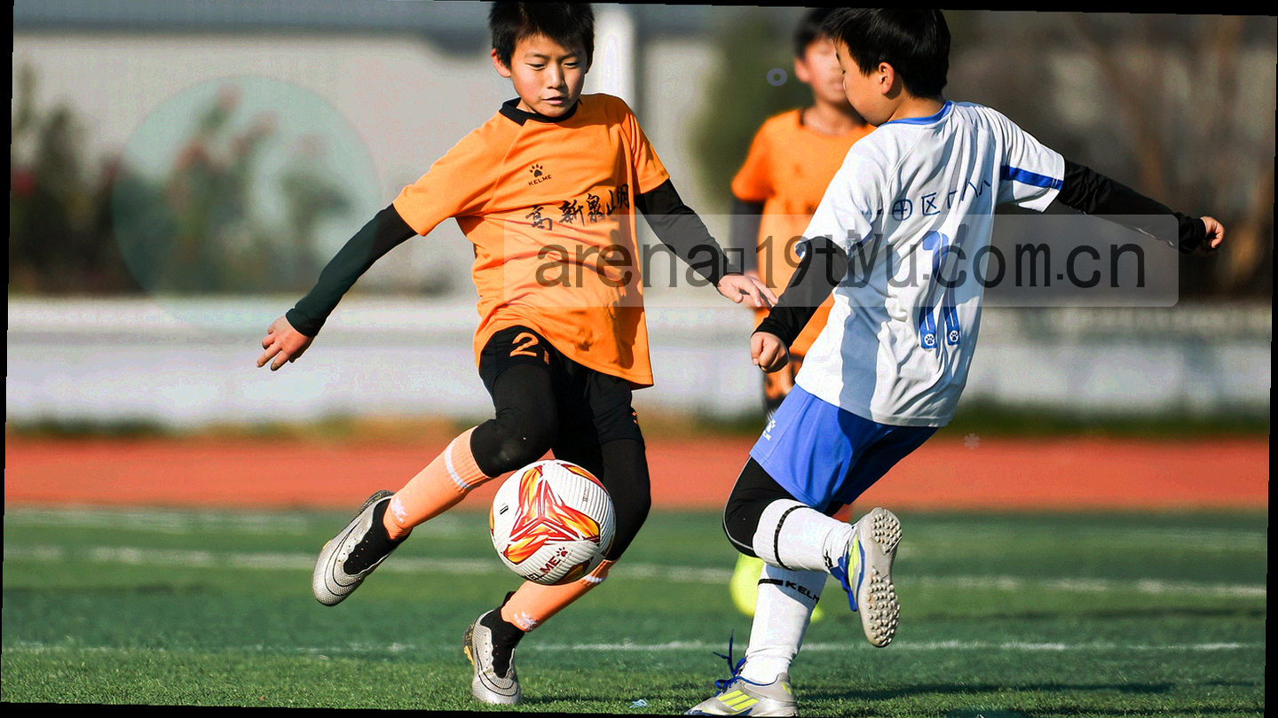 暮色中城市建筑的窗格线条与立面肌理，气氛安静